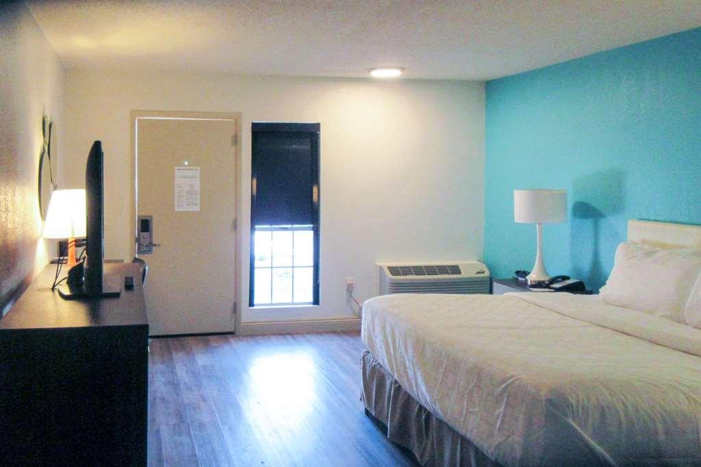 Clarion Pointe Near Yosemite 2*